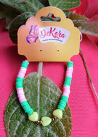 Pulsera en Fimo con Corazones Verdes: Elegancia y Estilo Natural