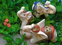 Familia de Elefantes Pintados a Mano: Arte Único para tu Hogar