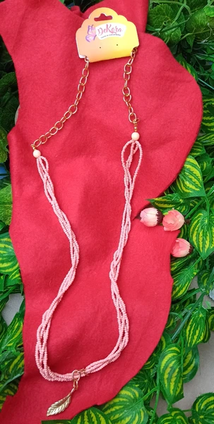 Collar en Mostacilla con Dije de Acero: Elegancia y Estilo Atemporal