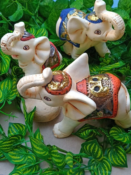 Familia de Elefantes Pintados a Mano: Arte Único para tu Hogar