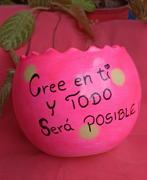 Macetas y Alcancías Pintadas a Mano: Arte y Funcionalidad en Cada Detalle